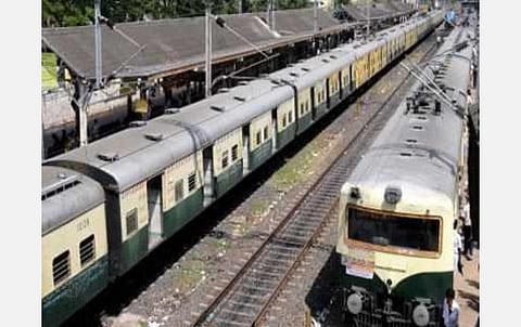 சென்ட்ரல் - அரக்கோணம் இடையே சாதாரண ரயில் பாதையில் விரைவு ரயில்கள் இயக்கம்: தாமதம் ஏற்படுவதாக பயணிகள் புகார்