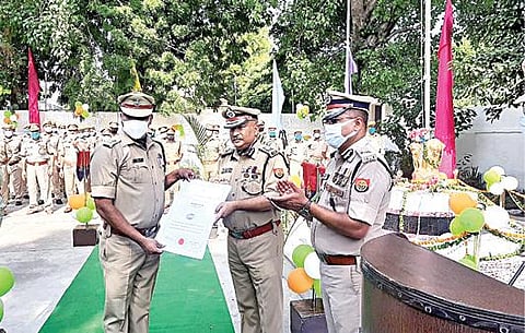 உ.பி. அரசின் சுதந்திர தின விருதை பெறுகிறார் ஆக்ரா மாவட்ட எஸ்எஸ்பி முனிராஜ்.