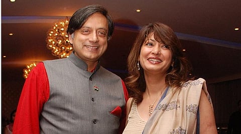 காங்கிரஸ் எம்.பி. சசி தரூர் அவரின் மனைவி சுனந்தா புஷ்கர் | கோப்புப்படம்