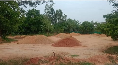 விழுப்புரம் அருகே செம்மண் நிலப்பரப்பில் மீண்டும் கூழாங்கற்கள் கொள்ளை