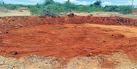 காளையார்கோவில் அருகே பிரண்டைக்குளம் குரூப் நற்கனி கண்மாய் பகுதியில் கிராவல் மண் அள்ளப்பட்டதால் ஏற்பட்ட பள்ளம்.