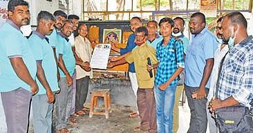 விழுப்புரத்தில் கோயில் குளத்தை மீட்கக் கோரி  ஐய்யனார் கோயில் கோரிக்கை மனு அளிக்கப்பட்டது.