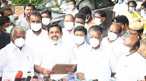 செய்தியாளர்களை சந்தித்த ஈபிஎஸ், ஓபிஎஸ் உள்ளிட்டோர்.