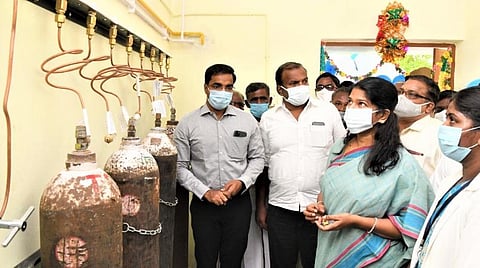 விளாத்திக்குளம் தாலுகா அரசு மருத்துவமனையில் அமைக்கப்பட்டுள்ள ஆக்சிஜன் அறை மற்றும் சிலிண்டர்கள் அறையை கனிமொழி எம்.பி. திறந்து வைத்துப் பார்வையிட்டார்.