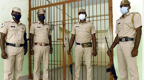 புதுச்சேரி உள்ளாட்சித் தேர்தலைத் தெலங்கானாவிலிருந்து வரவழைக்கப்பட்ட இயந்திரங்கள் பாரதிதாசன் கல்லுாரியில் வைக்கப்பட்டு, அந்த அறைக்கு சீல் வைக்கப்பட்டு துப்பாக்கி ஏந்திய போலீஸார் பாதுகாப்பு போடப்பட்டுள்ளது. | படம்: எம்.சாம்ராஜ்.