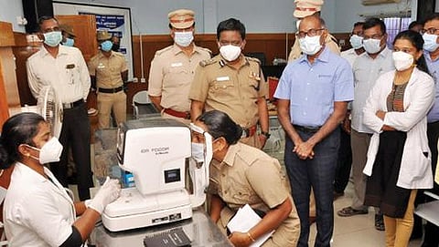 இலவச கண் பரிசோதனை முகாம் மாநகர காவல் ஆணையர் அலுவலகத்தில் நடைபெற்றது. திருநெல்வேலி மாநகர காவல் ஆணையாளர் செந்தாமரைக் கண்ணன் தொடங்கி வைத்தார்.