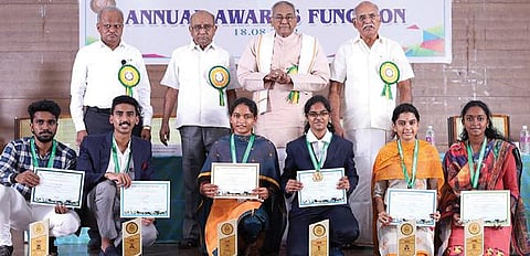 பெருந்துறை கொங்கு பொறியியல் கல்லூரியில் நடைபெற்ற விழாவில் விருது பெற்ற மாணவ, மாணவியர் மற்றும் ஆசிரியர்களுடன் அறக்கட்டளையின் தலைவர் வி.கே.முத்துசாமி, செயலாளர் பி.சி.பழனிசாமி, தாளாளர் பி.சச்சிதானந்தன், முதல்வர் வி.பாலுசாமி.