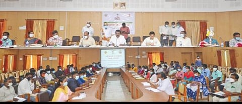 கடலூரில் பிரதம மந்திரி சாலைகள் திட்டம் தொடர்பான கருத்தரங்கை எம்பி ரமேஷ் முன்னிலையில் மாவட்ட ஆட்சியர் கி.பாலசுப்ரமணியம் தொடக்கி வைத்தார்.