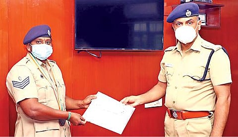 ஹரியானா மாநிலத்தில் நடைபெற்ற தேசிய மல்யுத்தப் போட்டியில் வெண்கலப்பதக்கம் வென்ற பெண் தலைமைக் காவலர் அமுதாவிற்கு, நாமக்கல் மாவட்ட காவல் கண்காணிப்பாளர் சரோஜ்குமார் தாகூர் பாராட்டு தெரிவித்தார்.