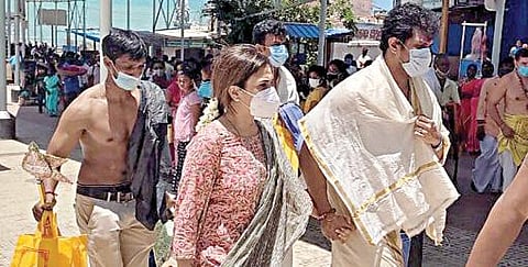 திருச்செந்தூர் செந்திலாண்டவர் கோயிலில் சுவாமி தரிசனம் செய்துவிட்டு வெளியே வரும்  சவுந்தர்யா.