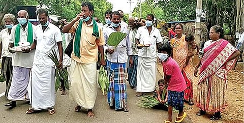 செய்யாறு அடுத்த பாராசூர் கிராமத்தில் பனை தொழிலை ஊக்கப்படுத்த வலியுறுத்தி பனை பொருட்களுடன் உழவர் பேரவை சார்பில் ஊர்வலம் நடைபெற்றது.