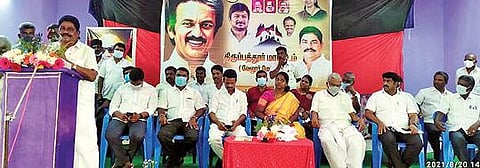 ஜோலார்பேட்டை அருகே திமுக சார்பில் நேற்று நடந்த உள்ளாட்சி மன்ற தேர்தல் தொடர்பான ஆலோசனைக்கூட்டத்தில் பேசும் எம்எல்ஏ தேவராஜி. அருகில், தி.மலை நாடாளுமன்ற உறுப்பினர் அண்ணாதுரை உள்ளிட்டோர்.