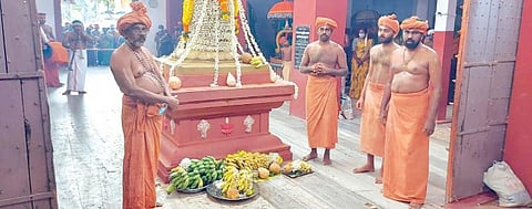 குமரி மாவட்டத்தில் உள்ள பிரசித்திபெற்ற சாமித்தோப்பு அய்யா வைகுண்டர் தலைமைப்பதியில் நேற்று  ஆவணித் திருவிழா கொடியேற்றம் நடைபெற்றது.