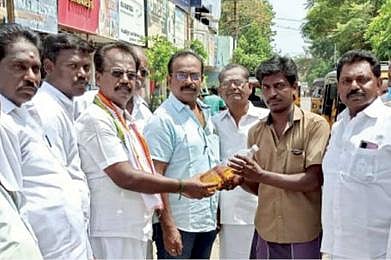 ராஜீவ் காந்தி பிறந்த நாளை முன்னிட்டு தூத்துக்குடியில் ஆட்டோ ஓட்டுநர்களுக்கு பெட்ரோல், டீசலை மாநகர் மாவட்ட காங்கிரஸ் தலைவர் சி.எஸ்.முரளிதரன் வழங்கினார்.