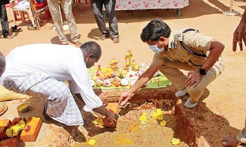 திருநெல்வேலியிலுள்ள மாவட்ட ஆயுதப்படை வளாகத்தில் புதிதாக கட்டப்படவுள்ள நிர்வாக அலுவலகத்துக்கு திருநெல்வேலி சரக காவல்துறை துணைத் தலைவர்  பிரவீன்குமார் அபினபு அடிக்கல் நாட்டினார்.படம்:மு.லெட்சுமிஅருண்