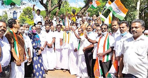 முன்னாள் பிரதமர் ராஜீவ்காந்தி பிறந்த தினத்தை முன்னிட்டு நாகர்கோவில் டதி பள்ளி சந்திப்பில் உள்ள அவரது சிலைக்கு  காங்கிரஸார் மாலை அணிவித்தனர்.