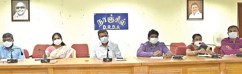 பள்ளிகளில் கடைபிடிக்கவேண்டிய அரசு வழிகாட்டு நெறிமுறைகள் குறித்த ஆய்வுக் கூட்டம் குமரி மாவட்ட ஆட்சியர்  மா.அரவிந்த் தலைமையில் நடைபெற்றது.