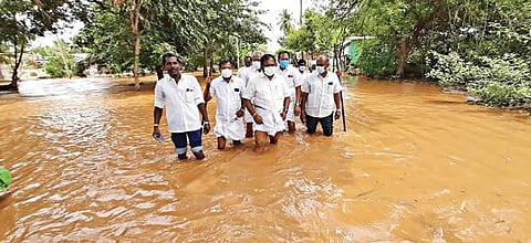 கீழ்பவானி கால்வாயில் ஏற்பட்ட உடைப்பு காரணமாக  வெளியேறிய வெள்ள நீரால் பாதிக்கப்பட்ட பகுதிகளை பெருந்துறை எம்.எல்.ஏ. ஜெயக்குமார் பார்வையிட்டார்.