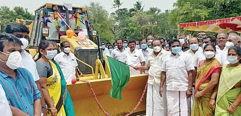 ஒட்டன்சத்திரத்தில் நடந்த நிகழ்ச்சியில் ஜேசிபி வாகனங்களை வழங்கிய  அமைச்சர் அர.சக்கரபாணி.