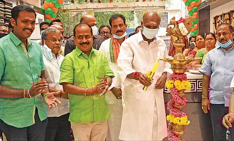 புதுவை காமராஜ் சாலையில் ‘ மகா மென்ஸ் வேர்’ ஜவுளிக் கடையை  குத்து விளக்கேற்றி திறந்து வைக்கும் முதல்வர் ரங்கசாமி. அருகில் அதன் உரிமையாளர் குகன் உள்ளிட்டோர்.