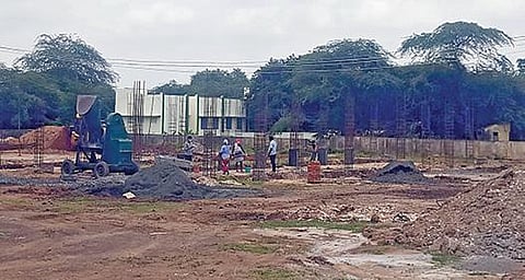 பெரும்புதூரில் பொதுப்பணித் துறையின் பயணியர் மாளிகை அருகே அமைக்கப்பட்டு வரும் வருவாய் கோட்டாட்சியர் அலுவலகம்.