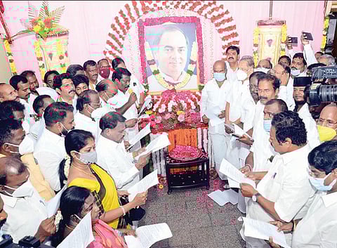 மறைந்த முன்னாள் பிரதமர் ராஜீவ் காந்தியின் பிறந்தநாளையொட்டி, சென்னை சத்தியமூர்த்தி பவனில் வைக்கப்பட்டிருந்த அவரது படத்துக்கு தமிழ்நாடு காங்கிரஸ் கமிட்டியின் முன்னாள் தலைவர்கள் கே.வீ.தங்கபாலு, கிருஷ்ணசாமி மற்றும் செல்வப்பெருந்தகை எம்எல்ஏ ஆகியோர் மலர் தூவி மரியாதை செலுத்தி உறுதிமொழி எடுத்துக் கொண்டனர். கட்சி நிர்வாகிகள், தொண்டர்கள் உடனிருந்தனர். படம்: க.பரத்