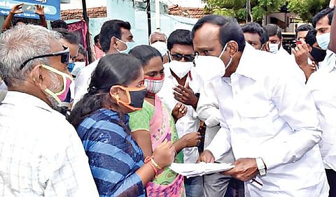 ஈரோடு சங்கு நகரில் வீட்டுவசதித்துறை அமைச்சர் சு.முத்துசாமி, பொதுமக்களிடம் இருந்து கோரிக்கை மனுக்களைப் பெற்றார்.