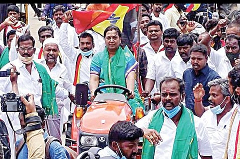 கர்நாடகாவில் மேகேதாட்டு அணை கட்டுவதை தடுக்கக் கோரி ஓசூர் ராம்நகரில் தேமுதிக சார்பில்  நடந்த கண்டன ஆர்ப்பாட்டத்துக்கு அக்கட்சியின் பொருளாளர் பிரேமலதா விஜயகாந்த் டிராக்டர் ஓட்டியபடி வந்தார்.