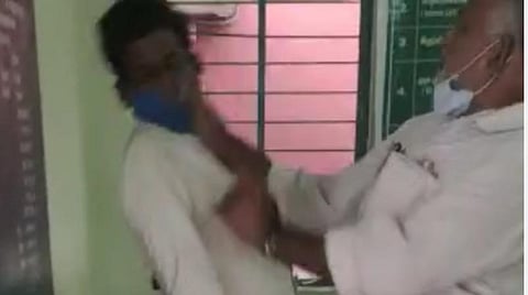 விஏஓ அலுவலகத்தில் விவசாயி தாக்கப்பட்ட வழக்கு: வீடியோ எடுத்த நபர் மீது வழக்குப் பதிவு