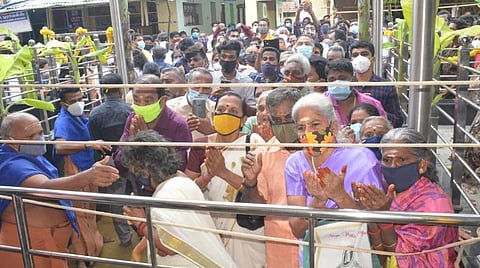 சித்தாப்புதூர் ஐயப்பன் கோயில் வாசலில் நின்று சுவாமி தரிசனம் செய்த மக்கள்.