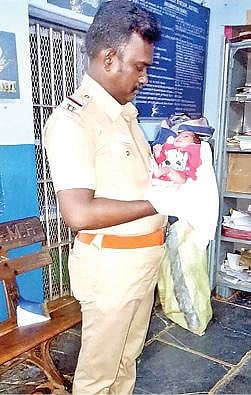 காட்பாடி ரயிலில் பிறந்த சில நாட்களே ஆன பச்சிளம் குழந்தையை மீட்ட உதவி ஆய்வாளர் எழில்வேந்தன்.