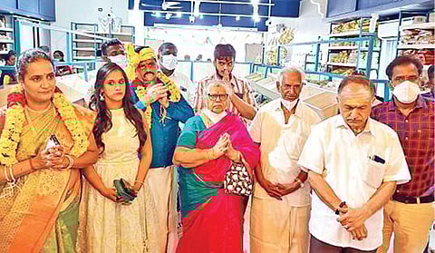 வேலூரில் ராஜா ஆன்மீகம் புதிய கிளை திறப்பு விழாவில் பங்கேற்றவர்கள்.