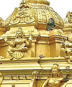 மின்னல் தாக்கியதில் சேதமடைந்த முத்துமாரியம்மன் கோயில் கோபுரம்.