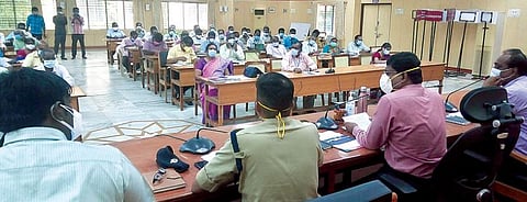 திருவண்ணாமலை மாவட்டத்தில் பள்ளிகளில் வழிகாட்டி நெறிமுறைகளை பின்பற்றுவது குறித்து நடைபெற்ற ஆய்வு கூட்டத்தில் பேசும் ஆட்சியர் பா.முருகேஷ். அருகில், மாவட்ட காவல் கண்காணிப்பாளர் பவன்குமார் உள்ளிட்டோர். படம்: இரா.தினேஷ்குமார்.