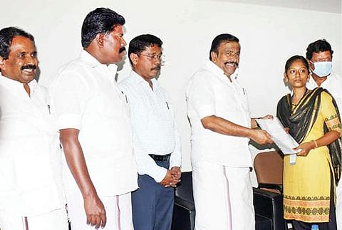 திருச்சியில் நேற்று நடைபெற்ற நிகழ்ச்சியில் ‘திசை காட்டும் திருச்சி’ என்ற வேலைவாய்ப்பு முகாமில் தேர்வு செய்யப்பட்ட ஒரு பெண்ணுக்கு பணி நியமன ஆணையை வழங்குகிறார் அமைச்சர் கே.என்.நேரு.