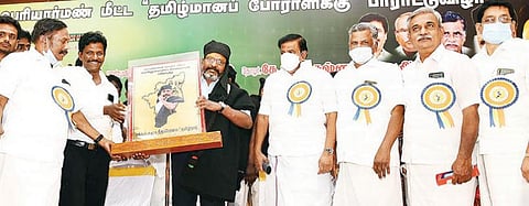 திருச்சி கலைஞர் அறிவாலயத்தில் நேற்று நடைபெற்ற நிகழ்ச்சியில் விடுதலை சிறுத்தைகள் கட்சியின் தலைவர் திருமாவளவனுக்கு 'பெரியார் மண் மீட்ட தமிழ்மான போராளி' விருது வழங்கிய, மக்கள் சமூக நீதிப் பேரவையினர். உடன், நகராட்சி நிர்வாகத்துறை அமைச்சர் கே.என்.நேரு, இந்திய கம்யூனிஸ்ட் கட்சியின் மாநிலச் செயலாளர் ஆர்.முத்தரசன் உள்ளிட்டோர்.படம்: ஜி.ஞானவேல்முருகன்