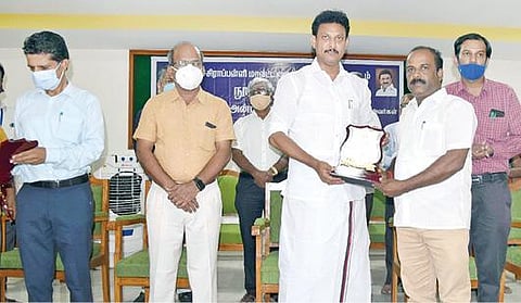 திருச்சி மாவட்ட மைய நூலகத்தில் நேற்று நடைபெற்ற தேசிய நூலக தின விழாவில், நூலகத்துக்கு அதிக உறுப்பினர்களை சேர்த்த துறையூர் கிளை நூலகர் பாலசுந்தரத்துக்கு கேடயத்தை வழங்குகிறார் அமைச்சர் அன்பில் மகேஷ் பொய்யாமொழி. உடன் மாவட்ட ஆட்சியர் சு.சிவராசு, மாவட்ட நூலக அலுவலர் அ.பொ.சிவக்குமார்.