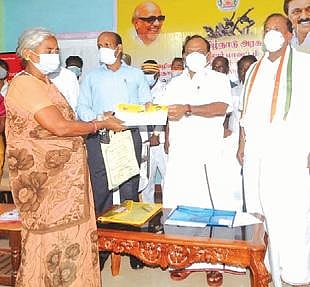 விருத்தாசலத்தில் அமைப்பு சாரா தொழிலாளர்களுக்கு அமைச்சர் சி.வெ. கணேசன் நலத்திட்ட உதவிகளை வழங்கினார்.