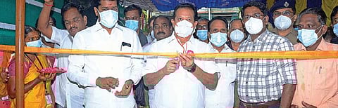 விழுப்புரத்தில் புதுப்பிக்கப்பட்ட உழவர் சந்தையை அமைச்சர் பொன்முடி திறந்து வைத்தார். அருகில் ஆட்சியர் மோகன்  உள்ளிட்டோர் உள்ளனர்.