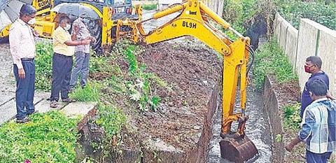 கள்ளக்குறிச்சி மயானம் அருகே வாய்க்கால் அடைப்புகள் சரி செய்யும் பணியை ஆட்சியர் தர் பார்வையிடுகிறார்.