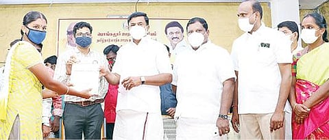 பொங்கலூரில் நடைபெற்ற நிகழ்ச்சியில் இருசக்கர வாகனத்துக்கான மானியத்தை பயனாளிக்கு வழங்கிய செய்தித் துறை அமைச்சர் மு.பெ.சாமிநாதன் உள்ளிட்டோர்.