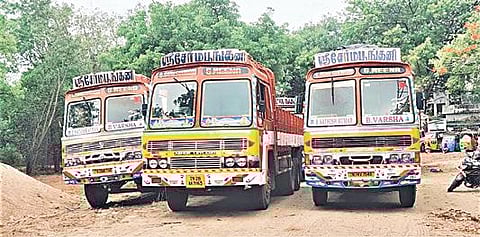 தூத்துக்குடியில் தாது மணல் கடத்தியதாக பறிமுதல் செய்யப்பட்ட லாரிகள்.