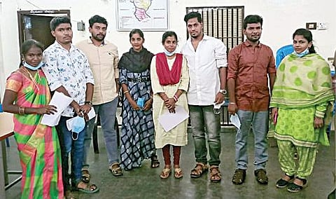 பவானி அனைத்து மகளிர் காவல் நிலையத்தில் பாதுகாப்பு கோரி தஞ்சம் அடைந்த காதல் திருமணம் செய்த தம்பதிகள்.