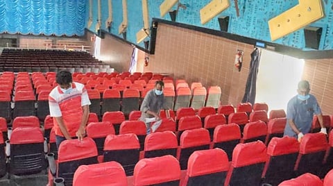 திருப்பூரில் உள்ள திரையரங்கு ஒன்றில் இன்று நடைபெற்ற பராமரிப்புப் பணி.