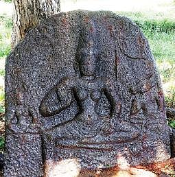 அரிதாரிமங்கலத்தில் கண்டெடுக்கப் பட்ட கல்வெட்டுடன் கூடிய தவ்வை சிற்பம்.