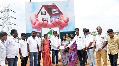 ஈரோடு நசியனூரை அடுத்த புதுப்பாளையத்தில், நற்பவி ஹோம்ஸ் நிறுவனத்தின் வீட்டுமனைகள் விற்பனை தொடக்க விழாவில், நிறுவன இயக்குநர்கள் பத்மபிரியா, ஓம்பிரகாஷ், கோவிந்தராஜ், பாலமுரளி ஆகியோர் பங்கேற்று முதல் விற்பனையைத் தொடங்கி வைத்தனர்.