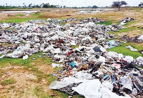 கேரளாவில்  இருந்து கொண்டு வந்து தென்காசி மாவட்டம் ஆலங்குளம் அருகே குறிப்பன்குளம் குளத்தில் கொட்டப்பட்டுள்ள எலக்ட்ரானிக் கழிவுகள்.