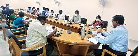 ராணிப்பேட்டை மாவட்ட ஆட்சியர் கிளாட்ஸ்டன் புஷ்பராஜ் தலைமையில் உணவுப் பொருள் வழங்கல் துறை தொடர்பான ஆய்வுக்கூட்டம் நடைபெற்றது.