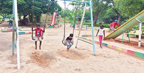 சாத்தனூர் அணையில் உள்ள பூங்காவில் நேற்று விளையாடி மகிழ்ந்த சிறுவர்கள்.