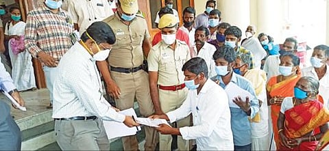 திருவண்ணாமலை மாவட்ட ஆட்சியர் அலுவலகத்தில் ஆட்சியர் பா.முருகேஷிடம் நேற்று மனு அளித்த அத்தி கிராம மக்கள். அடுத்த படம்: மனுக்கள் மீது நடவடிக்கை எடுக்கவில்லை எனக் கூறி நூதன போராட்டத்தில் ஈடுபட்ட உழவர் பேரவையினர்.